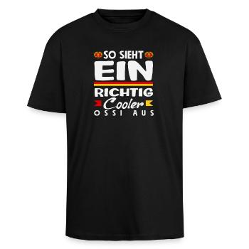 So Sieht Ein Cooler Ossi Spruch DDR Stolz - Oversized Heavyweight Unisex T-Shirt - Schwarz - Vorne - Alina (178cm) & Michal (187cm)