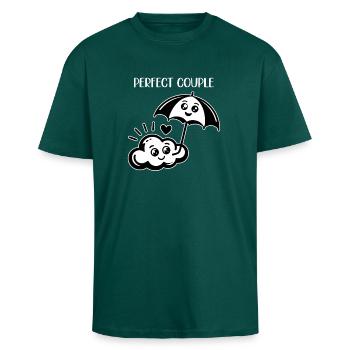 Perfect Couple: Cloud and Umbrella Fun - Oversized Heavyweight Unisex T-Shirt - hunter Green - Vorne - Alina (178cm) & Michal (187cm)