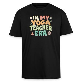 In my Yoga Teacher Era - Oversized Heavyweight Unisex T-Shirt - Schwarz - Vorne - Alina (178cm) & Michal (187cm)