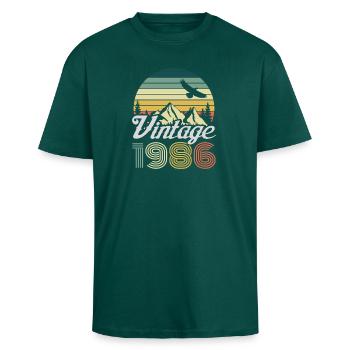 Vintage 1986 Berglandschaft - Oversized Heavyweight Unisex T-Shirt - hunter Green - Vorne - Alina (178cm) & Michal (187cm)
