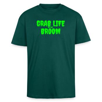 Schnapp dir das Leben vom Besen Grafikdesign - Oversized Heavyweight Unisex T-Shirt - hunter Green - Vorne - Alina (178cm) & Michal (187cm)