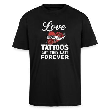 Kærlighed gør ondt – Tattoo Lifestyle Ordsprog - Unisex oversized heavyweight t-shirt - sort - Foran - Alina (178cm) & Michal (187cm)