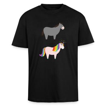 You VS Me (Donkey / Unicorn) - Oversized Heavyweight Unisex T-Shirt - Schwarz - Vorne - Alina (178cm) & Michal (187cm)