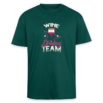 Wine Driking Team - Wein Wine Lover - T-shirt unisexe oversize épais - hunter green - Devant - Alina (178cm) & Michal (187cm)