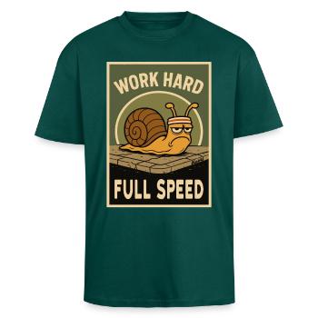Schnecke mit Stirnband und Spruch in Retro-Optik - Oversized Heavyweight Unisex T-Shirt - hunter Green - Vorne - Alina (178cm) & Michal (187cm)