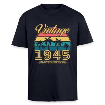 1945 Vintage Geburtstagsgeschenkidee - Oversized Heavyweight Unisex T-Shirt - French Navy - Vorne - Alina (178cm) & Michal (187cm)