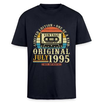 Juillet 1995 Vintage Retro Cadeau D’anniversaire - T-shirt unisexe oversize épais - bleu marine - Devant - Alina (178cm) & Michal (187cm)