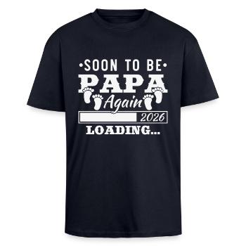 Pronto wird wieder Papa 2026 Loading - Oversized Heavyweight Unisex T-Shirt - French Navy - Vorne - Alina (178cm) & Michal (187cm)