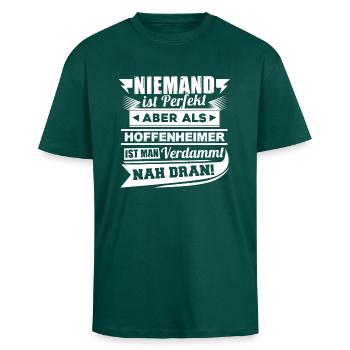 Niemand ist perfekt - Hoffenheim T-Shirt - Oversized Heavyweight Unisex T-Shirt - hunter Green - Vorne - Alina (178cm) & Michal (187cm)
