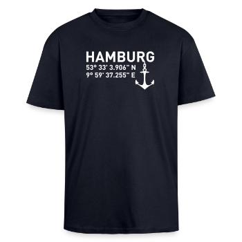 Hamburg Koordinaten Längengrad Breitengrad Anker - Oversized Heavyweight Unisex T-Shirt - French Navy - Vorne - Alina (178cm) & Michal (187cm)