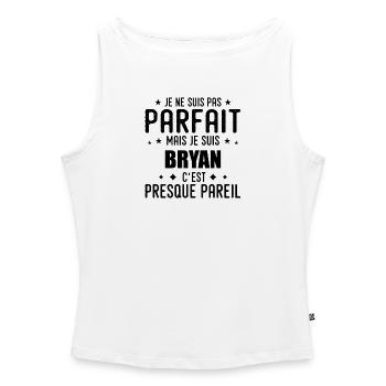 Bryan: authentisch, unvollkommen, oben, perfekt - Frauen Organic Tank Top mit U-Boot-Ausschnitt - Weiß - Vorne - Selfina (174cm)