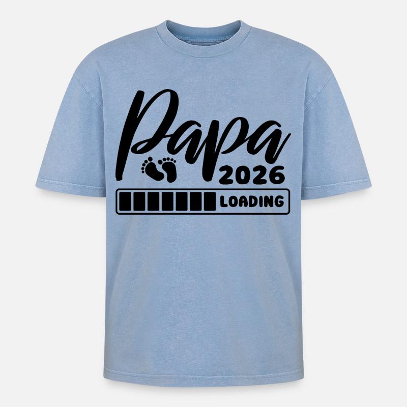Papa 2026 loading - Schwangerschaft - Geschenk - Oversized Unisex Premium Acid-Washed T-Shirt - Blau Acid Wash