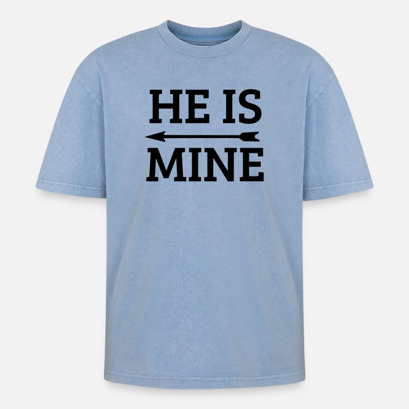 he is mine - T-shirt Premium unisexe oversize acid-washed - bleu délavé acide