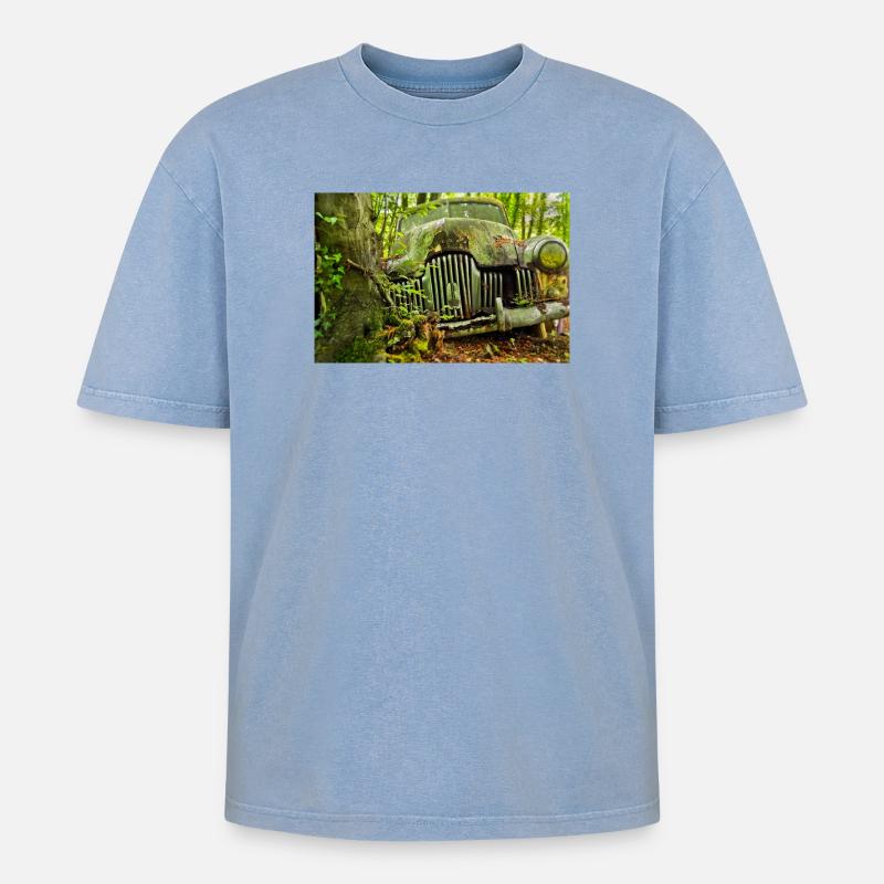 Waldverfall: Rostige Autoüberreste - Oversized Unisex Premium Acid-Washed T-Shirt - Blau Acid Wash