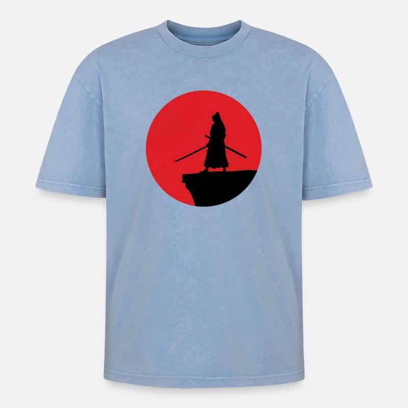 Samurai Silhouette vor rotem Mond - Oversized Unisex Premium Acid-Washed T-Shirt - Blau Acid Wash