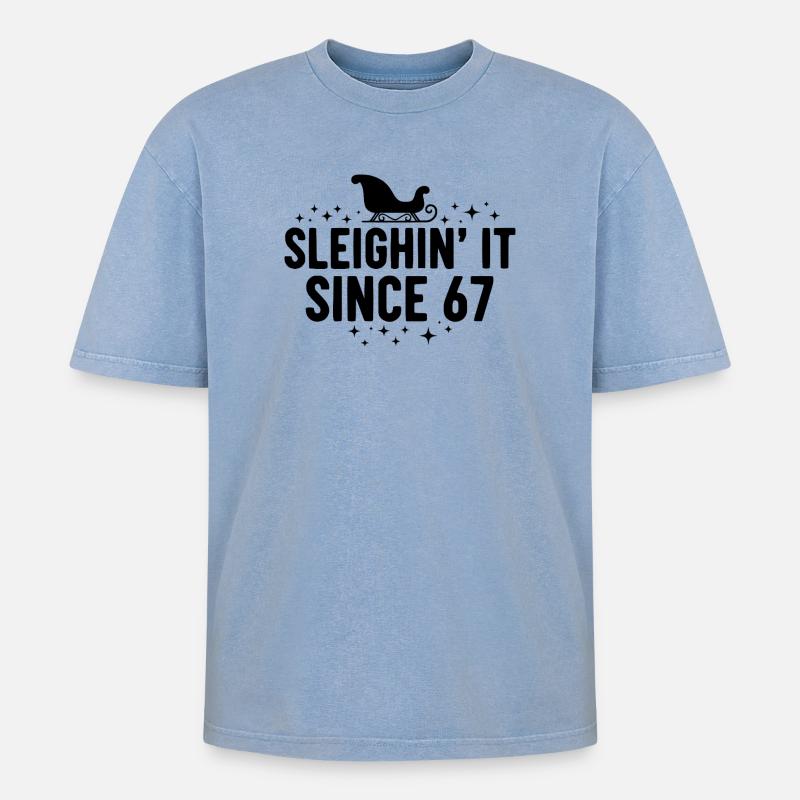 Sleighin' It Since 67 - Oversized Unisex Premium Acid-Washed T-Shirt - Blau Acid Wash