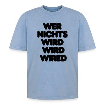 WER NICHTS WIRD WIRD WIRED – IT SPRUCH LUSTIG NERD - Oversized Unisex Premium Acid-Washed T-Shirt - Blau Acid Wash - Vorne - AI Model Female 172 dark (172cm) & AI Model Male 185 dark (185cm)