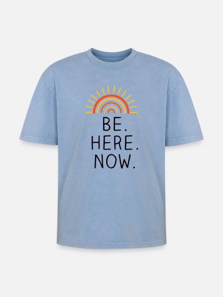 Be Here Now dreifarbig - Oversized Unisex Premium Acid-Washed T-Shirt - Blau Acid Wash