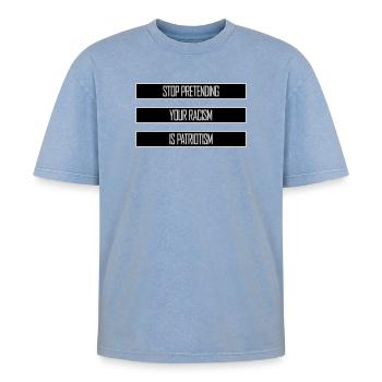 Stop Pretending Your Racism Is Patriotism Politik - Oversized Unisex Premium Acid-Washed T-Shirt - Blau Acid Wash - Vorne - AI Model Female 172 dark (172cm) & AI Model Male 185 dark (185cm)