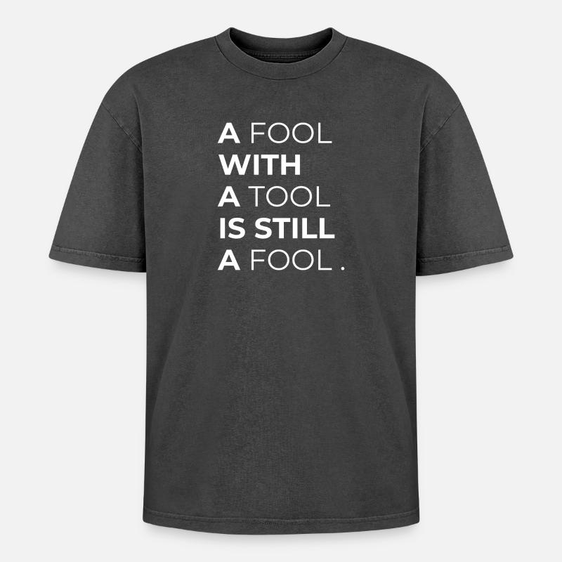 Toolwise Fool: Mutige Typografie - Oversized Unisex Premium Acid-Washed T-Shirt - Schwarz Acid Wash