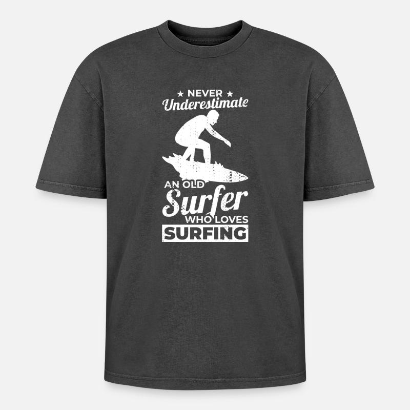 Never Underestimate An Old Surfer - Oversized Unisex Premium Acid-Washed T-Shirt - Schwarz Acid Wash