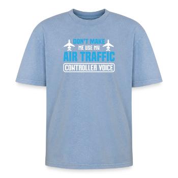 Un design d’avion humoristique pour les passionnés de vol - T-shirt Premium unisexe oversize acid-washed - bleu délavé acide - Devant - AI Model Female 172 dark (172cm) & AI Model Male 185 dark (185cm)