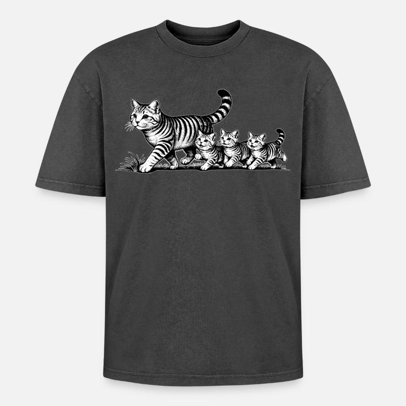 Katzenmutter mit 3 Katzenbabys schwarzweiß - Oversized Unisex Premium Acid-Washed T-Shirt - undefined