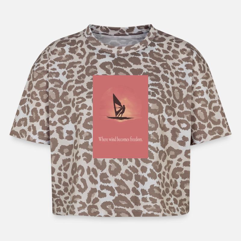Affiche de planche à voile Là où le vent devient liberté - T-shirt boxy femme léopard premium - Leopard print