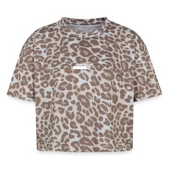Herren Shirt mit Spruch KATER LOADING - Boxy Leo Frauen Premium Organic T-Shirt - Leopard print - Vorne - AI Model Female 172 dark (172cm)