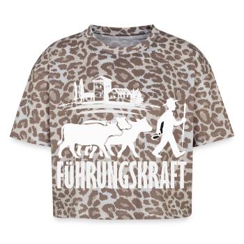 Führungskraft Bauer Landwirt Kühe Landleben - Boxy Leo Frauen Premium Organic T-Shirt - Leopard print - Vorne - AI Model Female 172 dark (172cm)