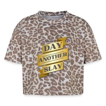 Another Day Another Slay Banner - Boxy Leo Frauen Premium Organic T-Shirt - Leopard print - Vorne - AI Model Female 172 dark (172cm)