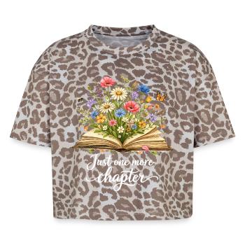 Just One More Chapter - Livre Wildflower ArtJust On - T-shirt boxy femme léopard premium - Leopard print - Devant - AI Model Female 172 dark (172cm)