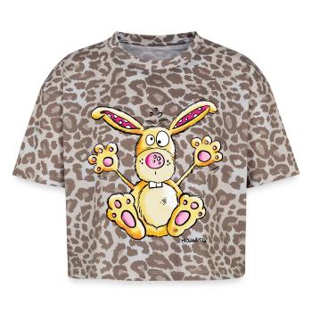 Happy Hase I Kaninchen Cartoon  - Boxy Leo Frauen Premium Organic T-Shirt - Leopard print - Vorne - AI Model Female 172 dark (172cm)