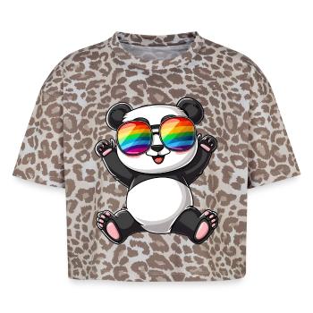 Panda Cartoon mit einer Pride Rainbow Brille. - Boxy Leo Frauen Premium Organic T-Shirt - Leopard print - Vorne - AI Model Female 172 dark (172cm)