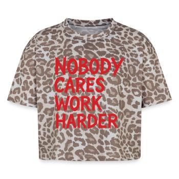 Gymnastique suédoise Personne ne s’en soucie Travailler plus dur Entraînement en salle de sport - T-shirt boxy femme léopard premium - Leopard print - Devant - AI Model Female 172 dark (172cm)