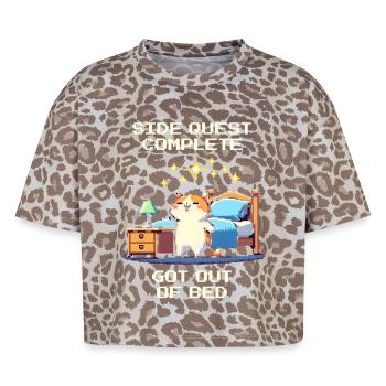 Quête secondaire terminée : Sortir du lit, accomplissement quotidien - T-shirt boxy femme léopard premium - Leopard print - Devant - AI Model Female 172 dark (172cm)