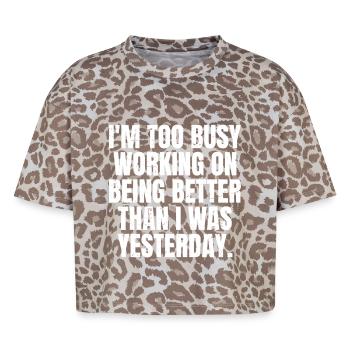 Je suis trop occupé à essayer d’être meilleur que je ne l’étais - T-shirt boxy femme léopard premium - Leopard print - Devant - AI Model Female 172 dark (172cm)