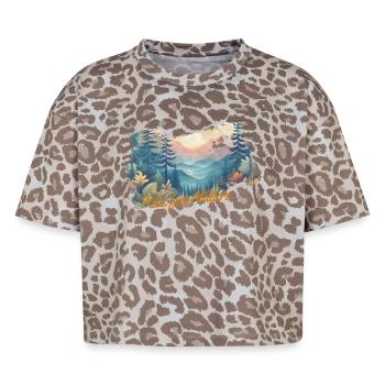 Rise for Nature - Wald mit Sonnenaufgang - Boxy Leo Frauen Premium Organic T-Shirt - Leopard print - Vorne - AI Model Female 172 dark (172cm)