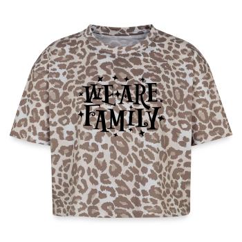 Nous sommes le lettrage de la famille - T-shirt boxy femme léopard premium - Leopard print - Devant - AI Model Female 172 dark (172cm)