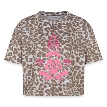 Yoga Frosch - Meditierender Frosch mit Lotus - Boxy Leo Frauen Premium Organic T-Shirt - Leopard print - Vorne - AI Model Female 172 dark (172cm)