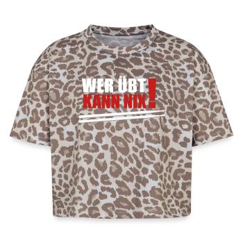 wer übt kann nix - Boxy Leo Frauen Premium Organic T-Shirt - Leopard print - Vorne - AI Model Female 172 dark (172cm)