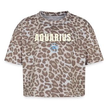 AQUARIUS. Minimalist Zodiac Success Edition - Boxy Leo Frauen Premium Organic T-Shirt - Leopard print - Vorne - AI Model Female 172 dark (172cm)