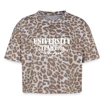 Emblème de l’équipe universitaire 2026 - T-shirt boxy femme léopard premium - Leopard print - Devant - AI Model Female 172 dark (172cm)