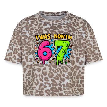 Idée cadeau humoristique de mème pour les enfants de 67 ans - T-shirt boxy femme léopard premium - Leopard print - Devant - AI Model Female 172 dark (172cm)