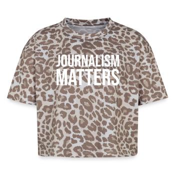 Le journalisme compte - T-shirt boxy femme léopard premium - Leopard print - Devant - AI Model Female 172 dark (172cm)