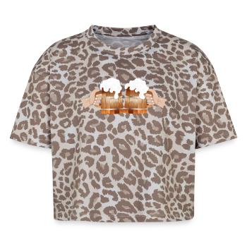 zwei gefüllte Bierkrüge Zum Anstoßen Prost - Boxy Leo Frauen Premium Organic T-Shirt - Leopard print - Vorne - AI Model Female 172 dark (172cm)