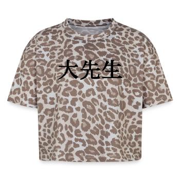 O sensei en écriture kanji japonaise - T-shirt boxy femme léopard premium - Leopard print - Devant - AI Model Female 172 dark (172cm)
