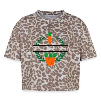 Racines dans une couronne de laurier avec des carottes orange - T-shirt boxy femme léopard premium - Leopard print - Devant - AI Model Female 172 dark (172cm)