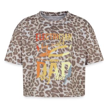 Elektriker Papa - Boxy Leo Frauen Premium Organic T-Shirt - Leopard print - Vorne - AI Model Female 172 dark (172cm)
