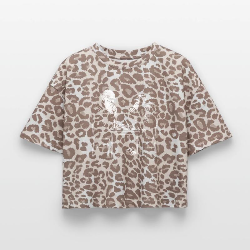 Darwin joue aux échecs avec un singe - Jeu d’évolution T-shirt boxy femme léopard premium